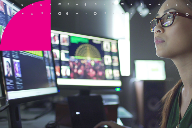 Woman with monitors monitoring a multi-cloud environment managed using Kubernetes